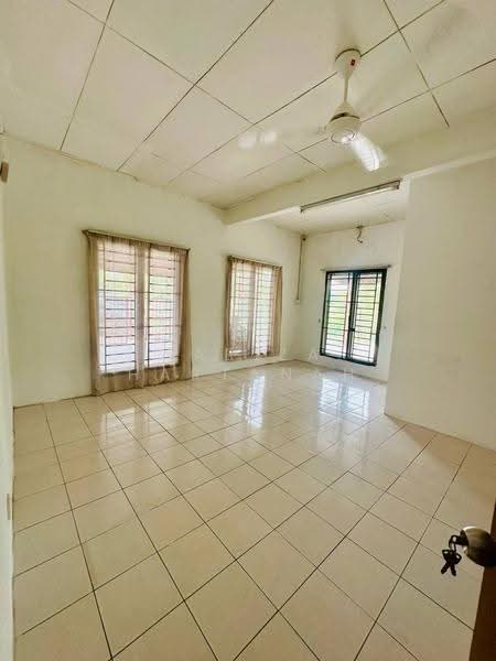 Rumah Teres 1-Tingkat untuk Dijual di Jenjarom (Selangor) - Sariza Hartanah - Living Room - PropertyGuru.com.my
