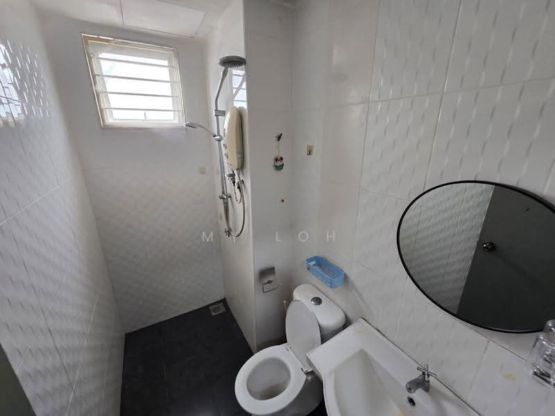 Kondominium untuk Dijual di 228 Kondominium - MY Loh - Bathroom - PropertyGuru.com.my