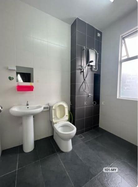 Rumah Berkembar untuk Dijual di Bandar Parklands (Klang) - Daniel Kok - Bathroom - PropertyGuru.com.my