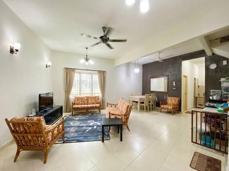 Rumah Teres 2-Tingkat untuk Dijual di Taman Prima Saujana (Kajang) - Aimi Mahirah - Living Room - PropertyGuru.com.my