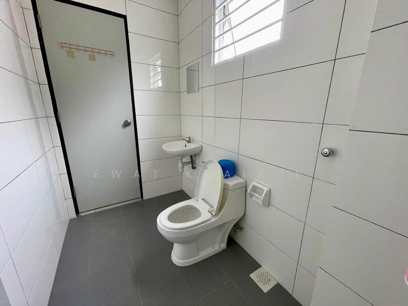 Rumah Teres 2-Tingkat untuk Dijual di Semenyih (Selangor) - Ewat Khairul - Bathroom - PropertyGuru.com.my