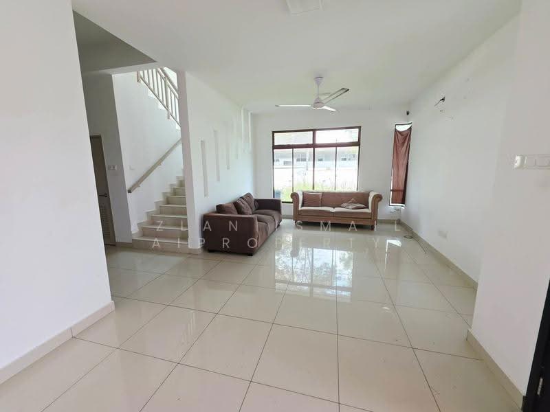Cluster House for Sale in Taman Daiman Jaya (Kota Tinggi) - Azlan Ismail aiproperty - Living Room - PropertyGuru.com.my