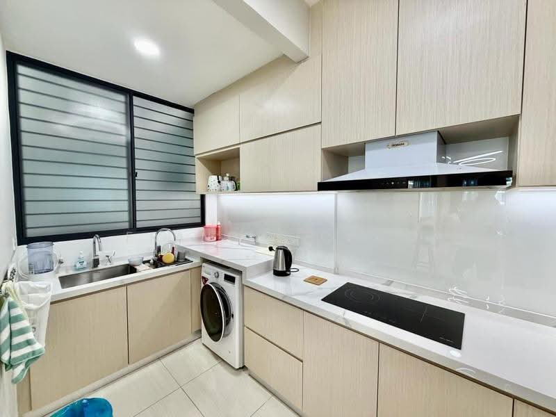 Kondominium untuk Dijual di Queens Residences Q1 @ Queens Waterfront - Francis Chan - Kitchen - PropertyGuru.com.my