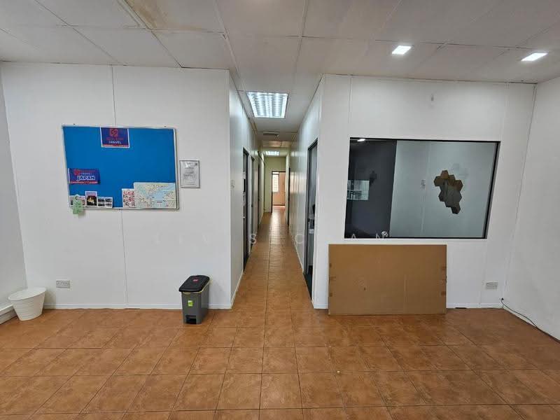 Pejabat untuk Disewa di Damansara Damai (Damansara Damai) - Levis Chan - Corridor - PropertyGuru.com.my