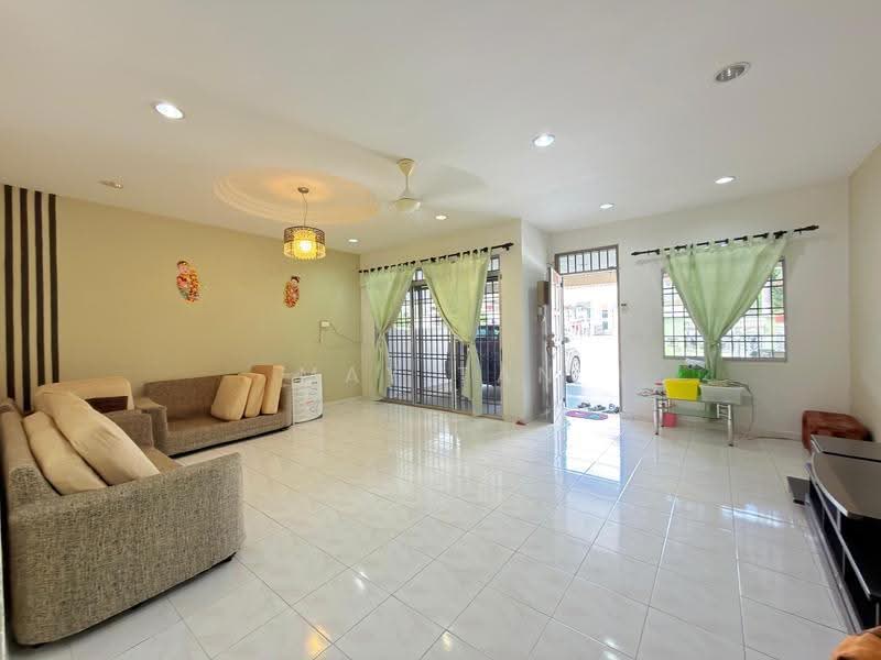 2-storey Terraced House for Sale in Taman Sri Kluang (Kluang) - May Tan - Living Room - PropertyGuru.com.my