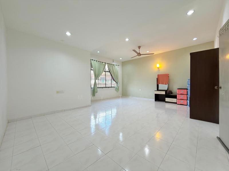 2-storey Terraced House for Sale in Taman Sri Kluang (Kluang) - May Tan - Living Room - PropertyGuru.com.my