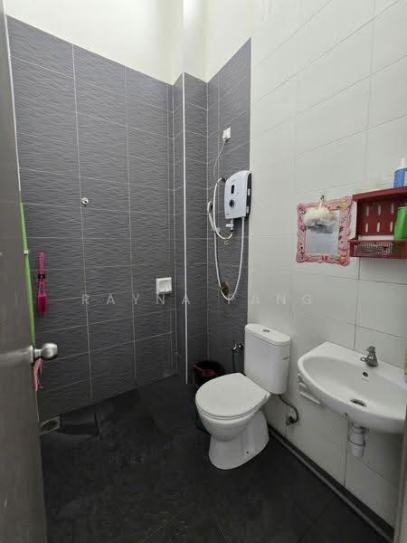 Rumah Teres 1-Tingkat untuk Dijual di Bandar Putra Kulai (Kulai) - Rayna Pang - Bathroom - PropertyGuru.com.my