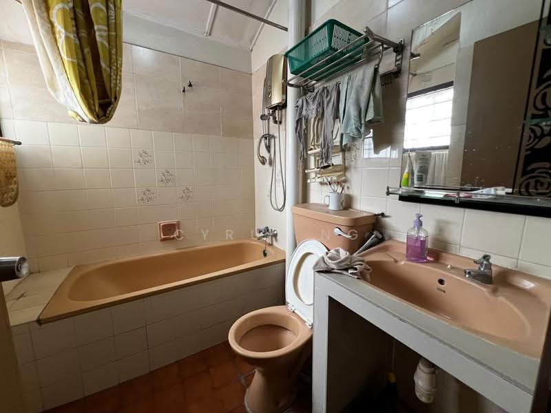 Rumah Teres 2-Tingkat untuk Dijual di Taman Midah (Cheras) - Cyrus Ng - Bathroom - PropertyGuru.com.my
