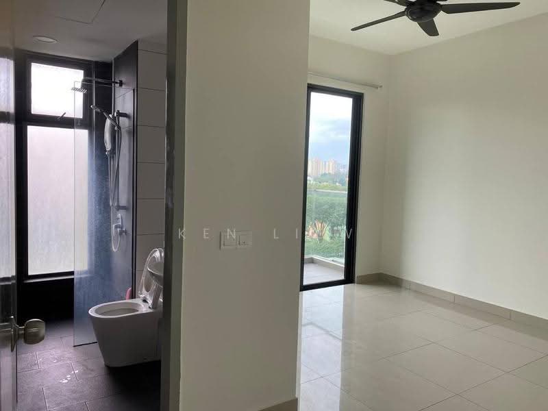 Kediaman Servis untuk Dijual di Univ 360 Place - Ken Liew - Bathroom - PropertyGuru.com.my