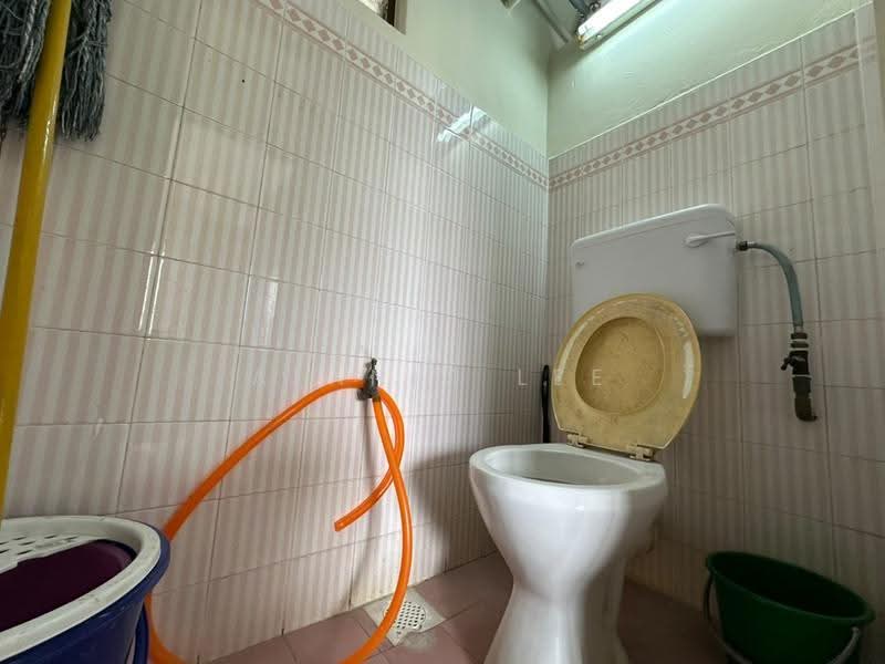 Rumah Flat untuk Disewa di Taman Daya - Jalan Sagu 34 - Alanis Lee - Bathroom - PropertyGuru.com.my