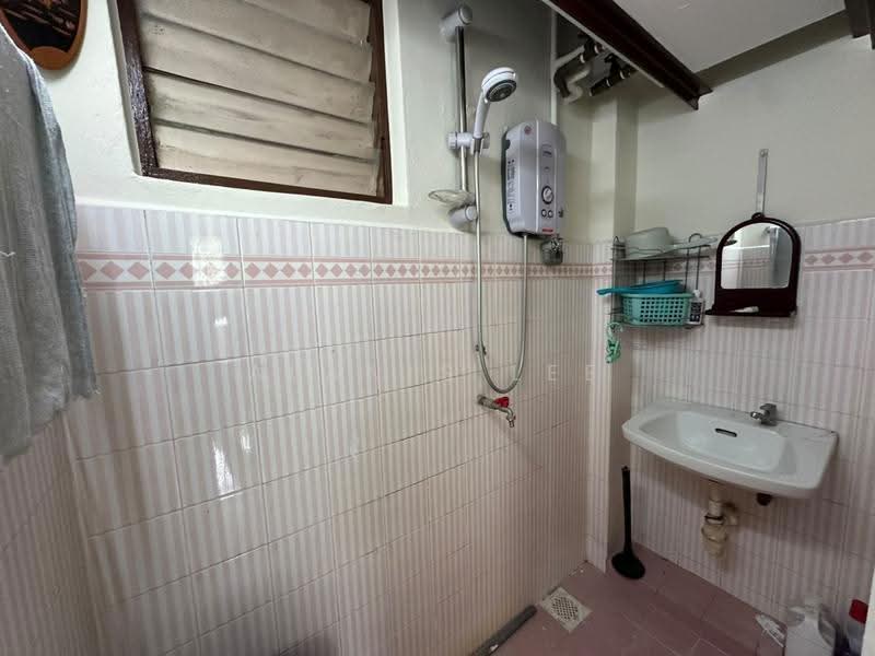 Rumah Flat untuk Disewa di Taman Daya - Jalan Sagu 34 - Alanis Lee - Bathroom - PropertyGuru.com.my