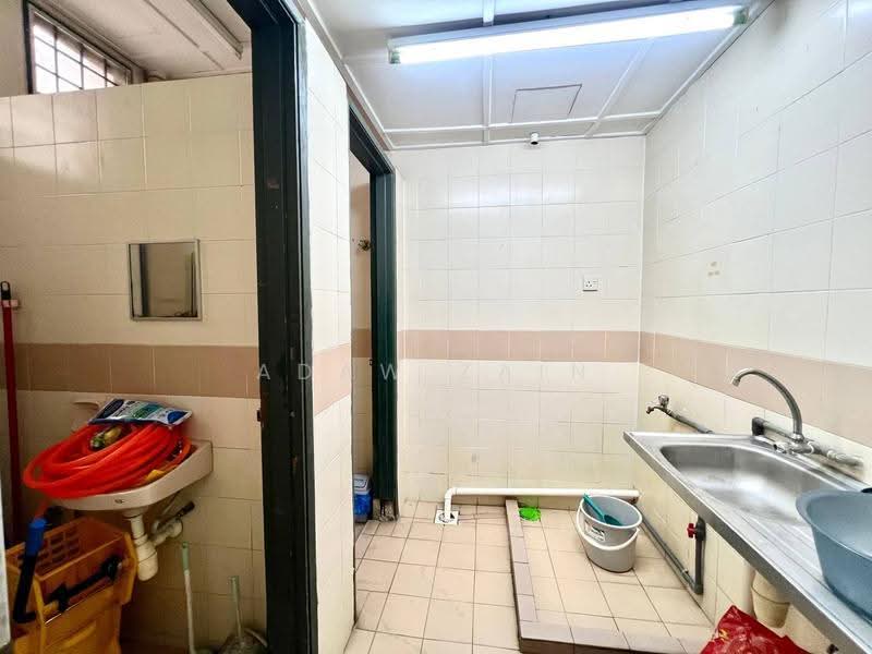 Kedai / Pejabat untuk Disewa di Seksyen 13 (Shah Alam) - Adaw Zain - Bathroom - PropertyGuru.com.my