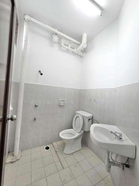 2-storey Terraced House for Sale in Bandar Seri Alam (Masai) - Alanis Lee - Bathroom - PropertyGuru.com.my