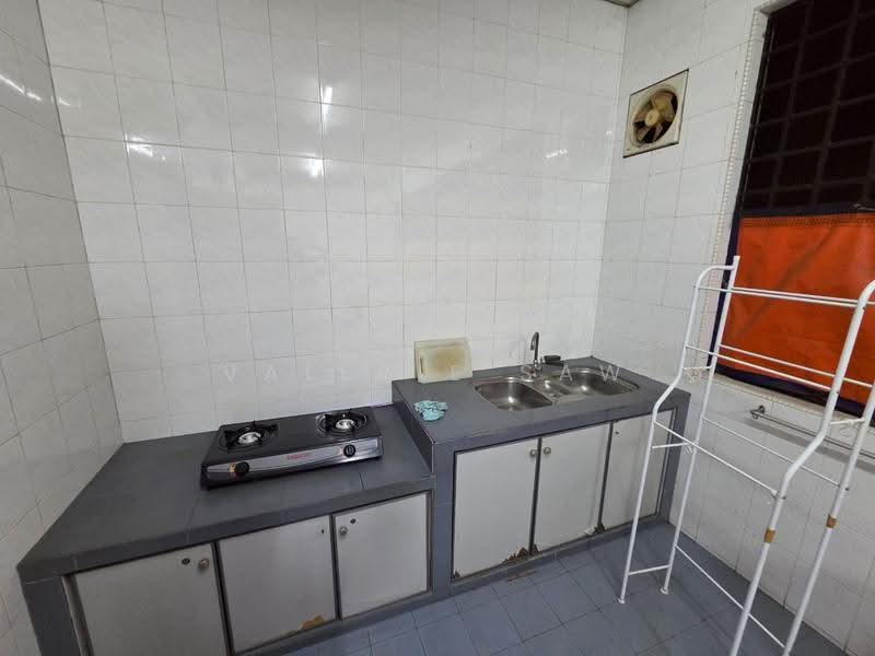 Rumah Teres 2-Tingkat untuk Disewa di Taman Tasek (Johor Bahru) - Valerie Saw - Kitchen - PropertyGuru.com.my