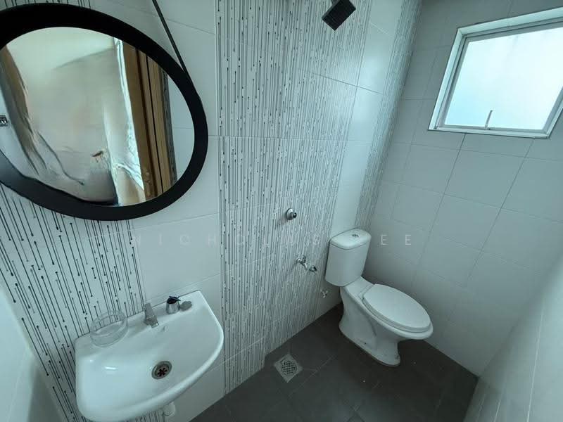 Pangsapuri untuk Dijual di Sky Garden Residences - Nicholas Lee - Bathroom - PropertyGuru.com.my