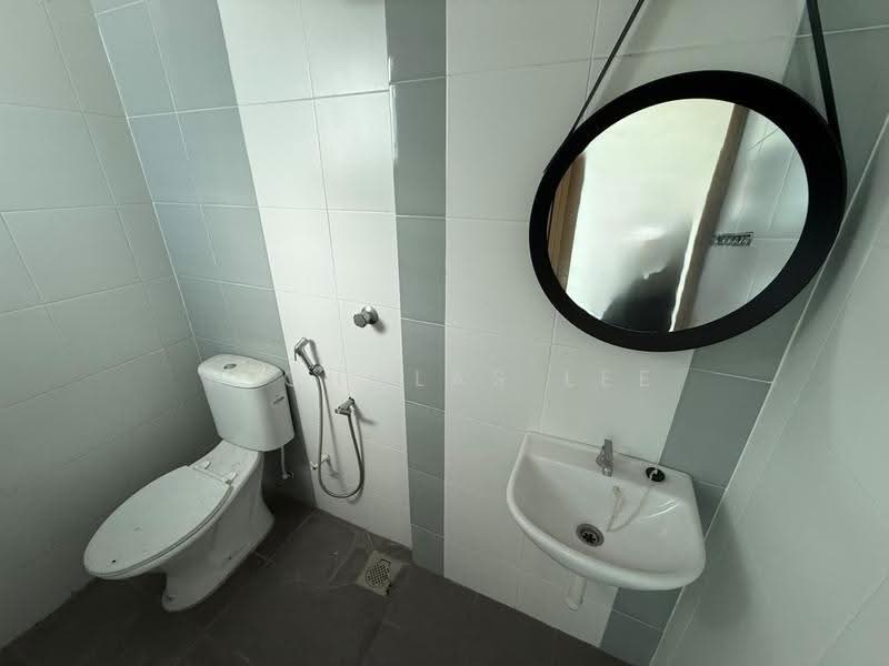 Pangsapuri untuk Dijual di Sky Garden Residences - Nicholas Lee - Bathroom - PropertyGuru.com.my