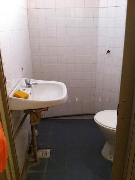 Rumah Flat untuk Dijual di Taman Intan Baiduri - Jennifer Tee - Bathroom - PropertyGuru.com.my