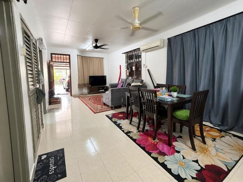 1-storey Terraced House for Sale in Bandar Seri Alam (Masai) - Azlan Ismail aiproperty - Living Room - PropertyGuru.com.my
