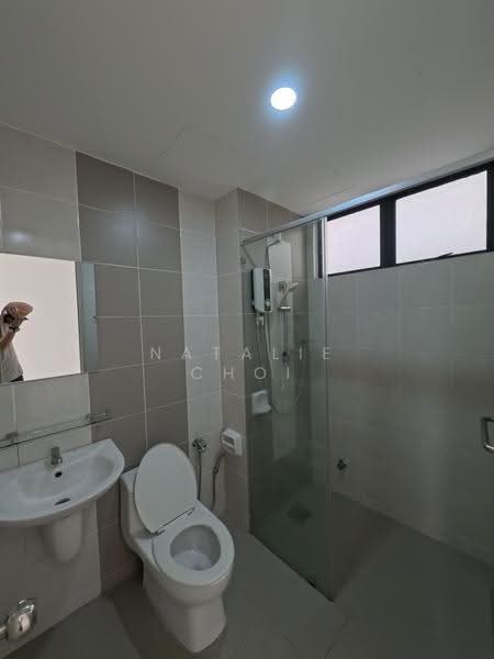 Kondominium untuk Dijual di Upper East @ Tiger Lane - Natalie Choi - Studio Bathroom - PropertyGuru.com.my