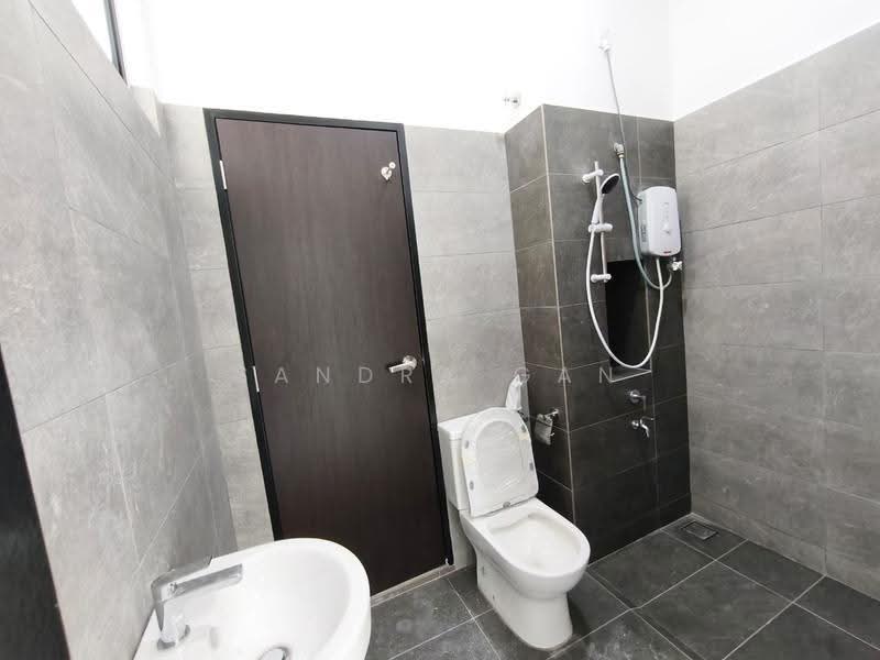 Rumah Teres 2-Tingkat untuk Disewa di Taman Impian Emas (Skudai) - Sandra Gan - Bathroom - PropertyGuru.com.my