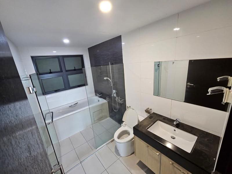 Pangsapuri untuk Disewa di Molek Pine 4 - Braden Tan - Bathroom - PropertyGuru.com.my