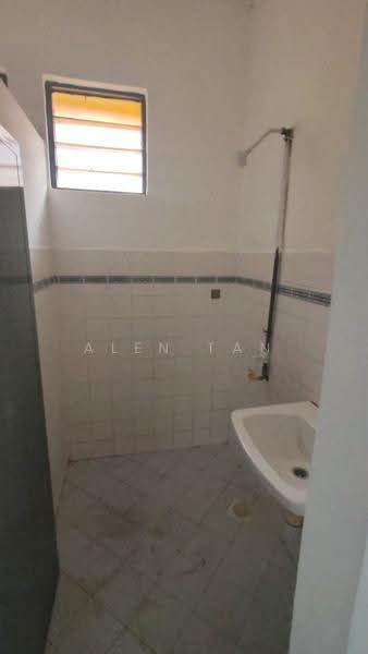 Flat for Sale at Pangsapuri Jentayu @ Kangkar Pulai - Alen Tan - Bathroom - PropertyGuru.com.my