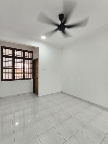 Rumah Teres 2-Tingkat untuk Dijual di Taman Desa Cemerlang (Ulu Tiram) - Tracy Ong - Living Room - PropertyGuru.com.my