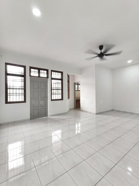 Rumah Teres 2-Tingkat untuk Dijual di Taman Desa Cemerlang (Ulu Tiram) - Tracy Ong - Living Room - PropertyGuru.com.my
