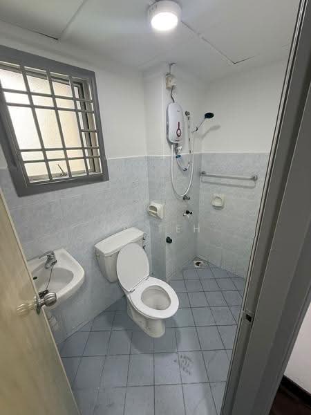 Pangsapuri untuk Disewa di Permas Ville Apartment - UV Teh - Bathroom - PropertyGuru.com.my