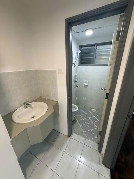 Pangsapuri untuk Disewa di Permas Ville Apartment - UV Teh - Bathroom - PropertyGuru.com.my