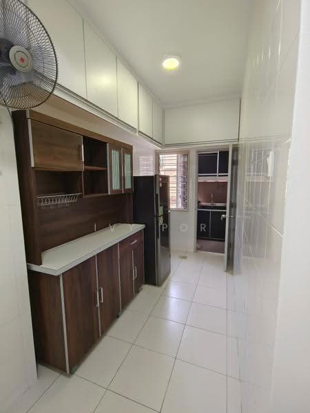 Apartment for Rent at Pangsapuri Akasia (Bandar Botanic) - Ivy Por - Kitchen - PropertyGuru.com.my