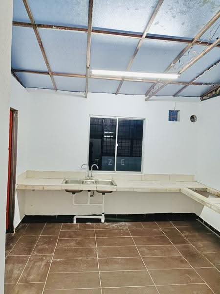 Rumah Teres untuk Dijual di Bandar Putra Permai (Seri Kembangan) - Kow Tze Fui - Kitchen - PropertyGuru.com.my