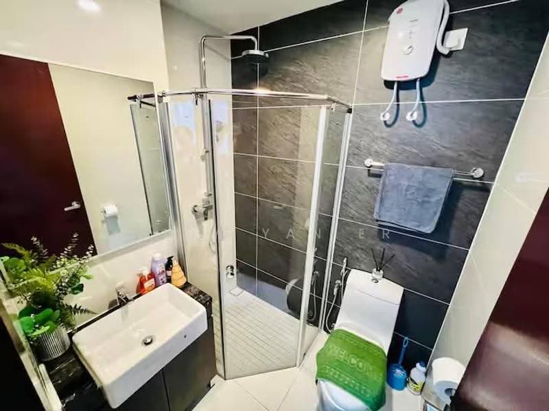 Kondominium untuk Dijual di Royal Strand @ Country Garden Danga Bay - Siow Yan Er - Bathroom - PropertyGuru.com.my