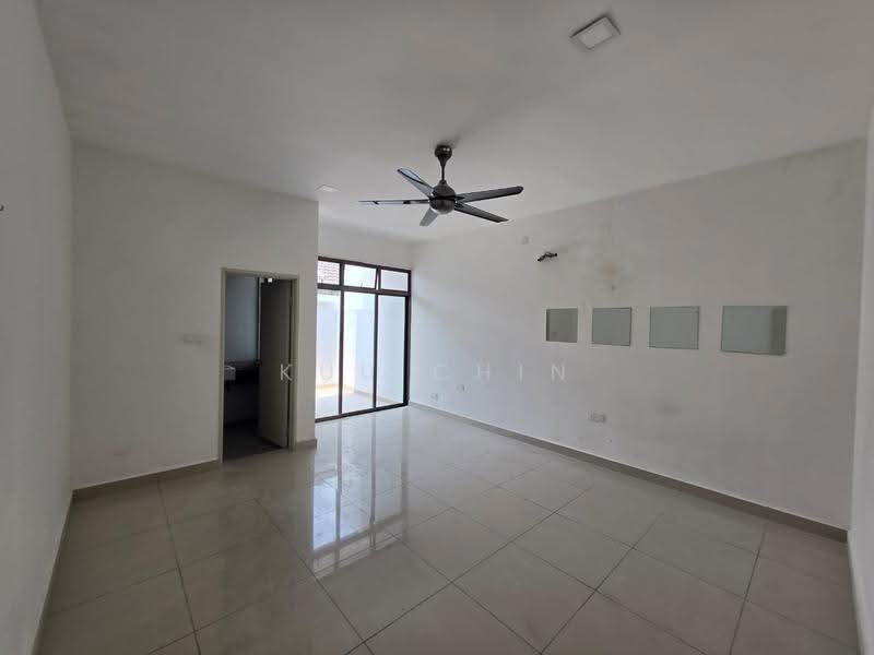 Rumah Kluster untuk Dijual di Bandar Putra Kulai (Kulai) - Kuu Chin - Living Room - PropertyGuru.com.my