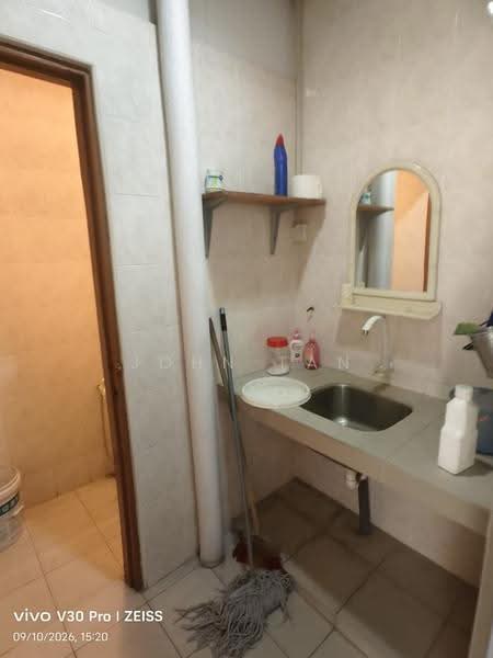Terrace Factory for Rent in Sri Edaran Industrial Park (Batu) - John Tan - Bathroom - PropertyGuru.com.my
