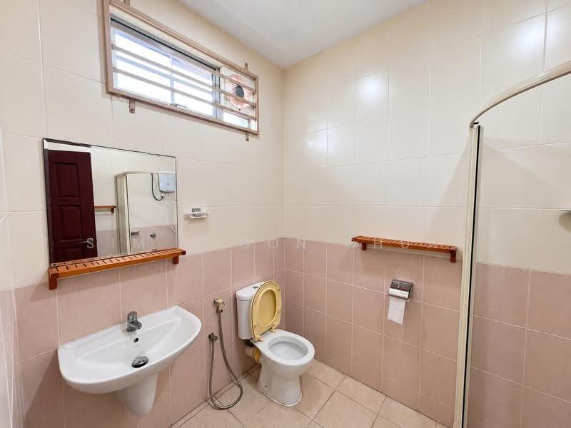 Semi-Detached House for Sale in Taman Desa Seraya (Pengkalan Kundor) - Sim Choon Chuan - Bathroom - PropertyGuru.com.my