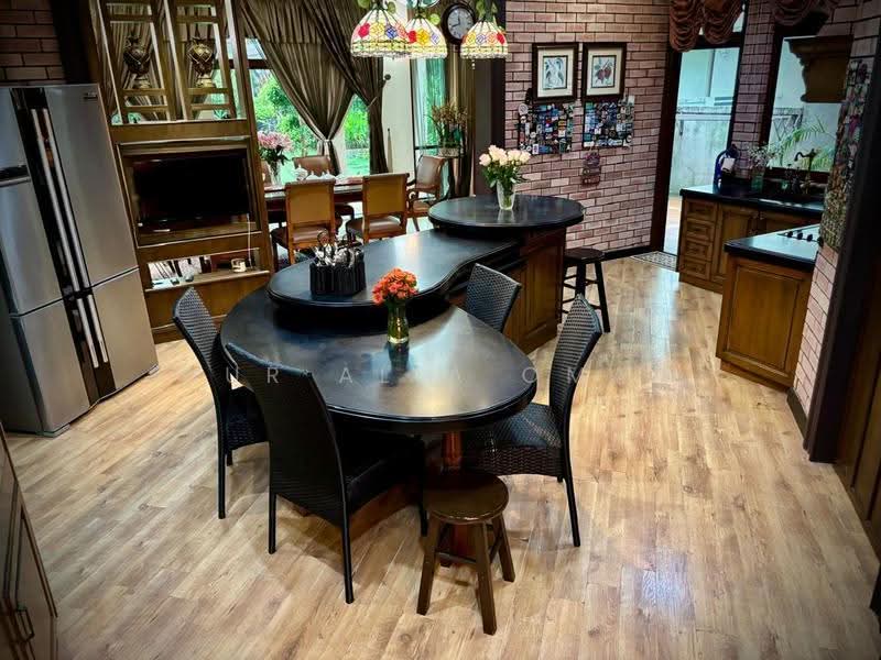 Rumah Banglo untuk Dijual di Bukit Jelutong (Shah Alam) - Nur Alia Omar - Dining Room - PropertyGuru.com.my