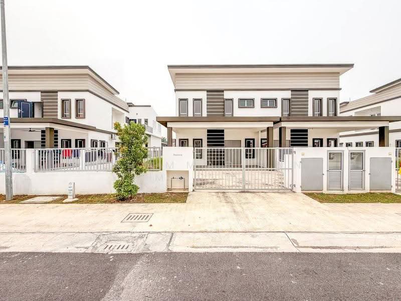 Rumah Berkembar untuk Dijual di Seksyen 30 (Shah Alam) - Mohammad Din Majid - Exterior - PropertyGuru.com.my