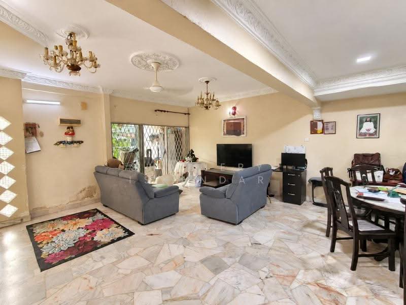 Rumah Teres 2-Tingkat untuk Dijual di Taman Sri Watan (Ampang) - Shaziery Iskandar - Living Room - PropertyGuru.com.my