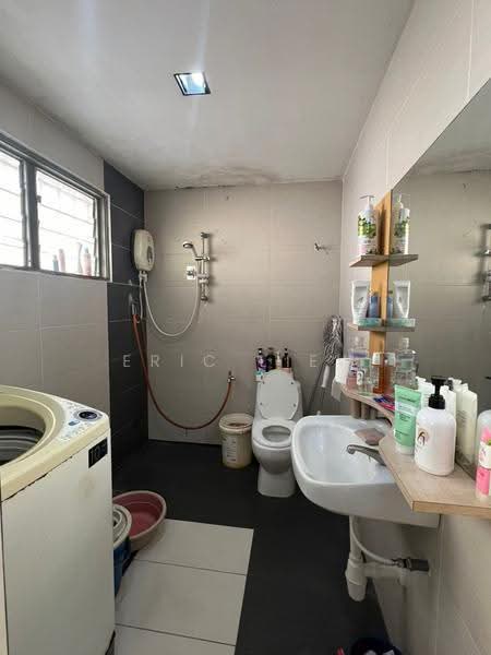 Rumah Teres 2.5-Tingkat untuk Dijual di Taman Bukit Serdang (Seri Kembangan) - Eric Liew - Bathroom - PropertyGuru.com.my