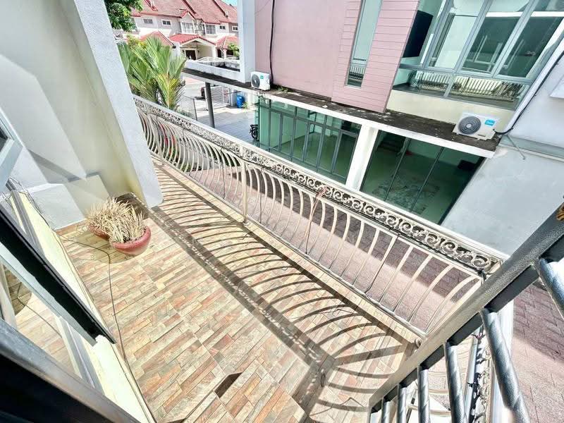 Rumah Berkembar untuk Dijual di Seksyen 7 (Shah Alam) - Muin Mn - Balcony - PropertyGuru.com.my