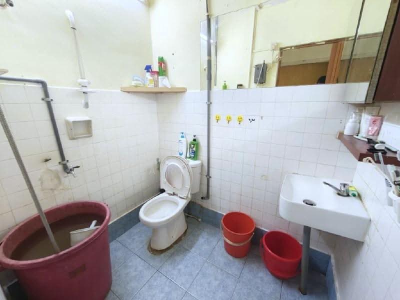 1-storey Terraced House for Sale in Taman Kempas (Tampoi) - Karl Lim - Bathroom - PropertyGuru.com.my