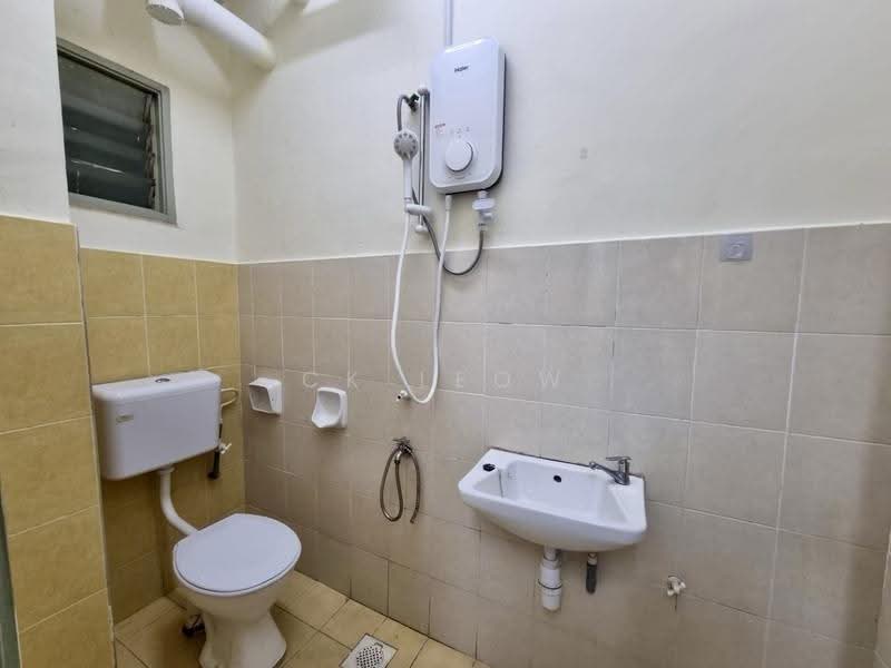 Apartment for Rent at Pangsapuri Larkin Idaman Plot C - Ck Leow - Bathroom - PropertyGuru.com.my