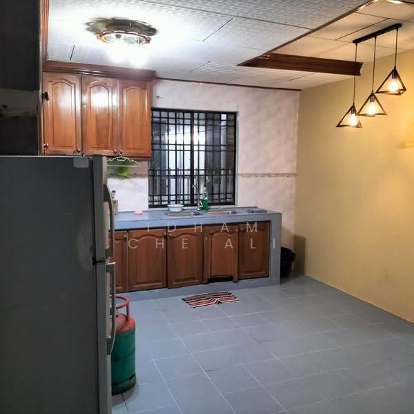 Terraced House for Sale in Kampung Balok Baru (Sungai Karang) - Idham Che'Ali - Kitchen - PropertyGuru.com.my