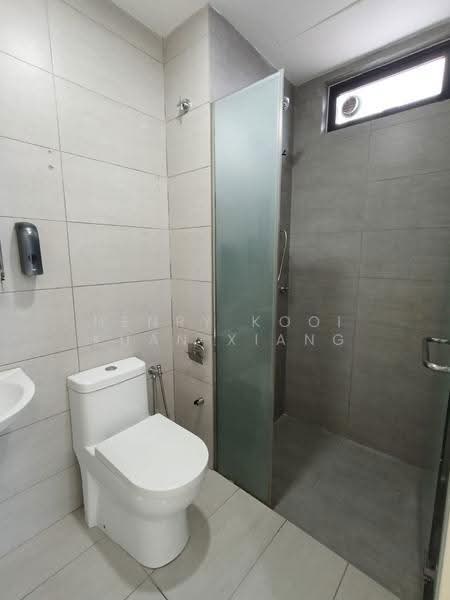 Kediaman Servis untuk Dijual di KL Traders Square - Henry Kooi Kuan Xiang - Bathroom - PropertyGuru.com.my