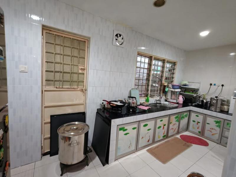 Semi-Detached House for Sale in Taman Bukit Serdang (Seri Kembangan) - Max Chua - Kitchen - PropertyGuru.com.my