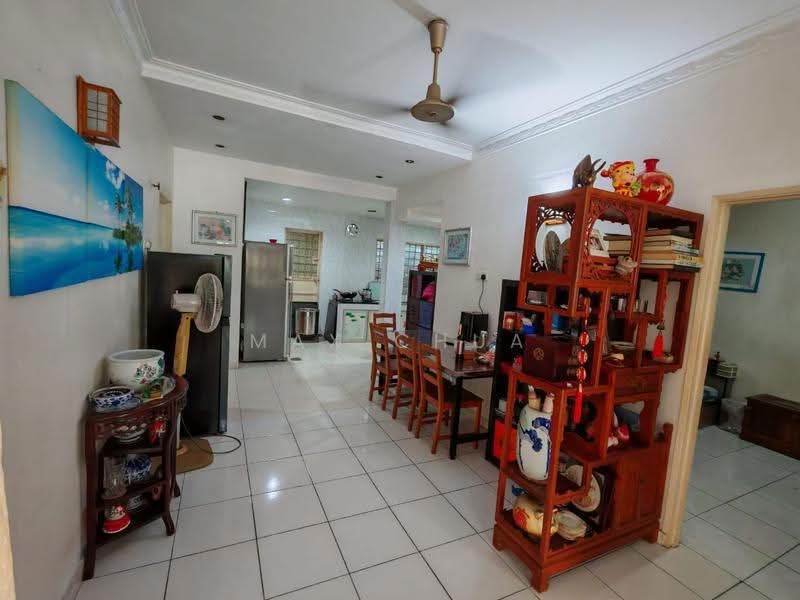 Semi-Detached House for Sale in Taman Bukit Serdang (Seri Kembangan) - Max Chua - Living Room - PropertyGuru.com.my