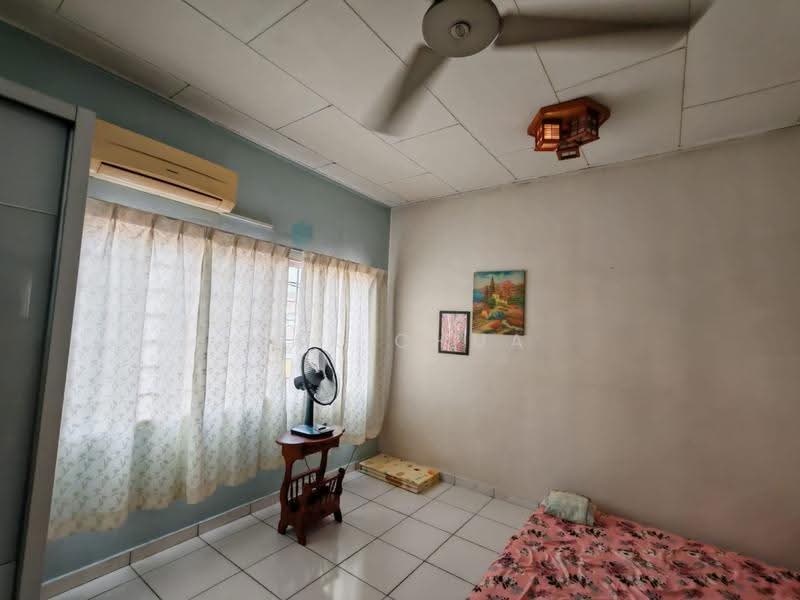 Semi-Detached House for Sale in Taman Bukit Serdang (Seri Kembangan) - Max Chua - Bedroom - PropertyGuru.com.my