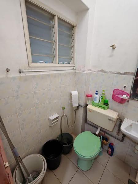 Semi-Detached House for Sale in Taman Bukit Serdang (Seri Kembangan) - Max Chua - Bathroom - PropertyGuru.com.my