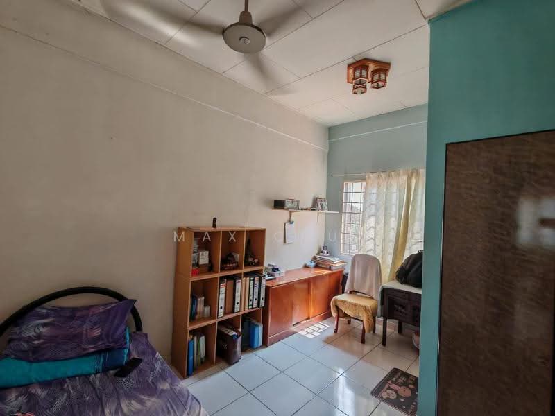 Semi-Detached House for Sale in Taman Bukit Serdang (Seri Kembangan) - Max Chua - Bedroom - PropertyGuru.com.my